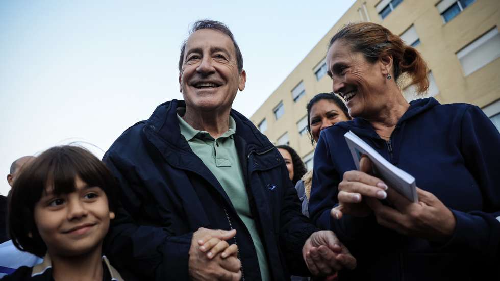 O candidato da Coligação Gaia Sempre na Frente (PSD/CDS-PP/IL) à Câmara de Vila Nova de Gaia, Luís Filipe Menezes (C), contacta com a população no Bairro da Quinta da Bela Vista em Vila Nova de Gaia, 07 de outubro de 2025. JOSÉ COELHO/LUSA