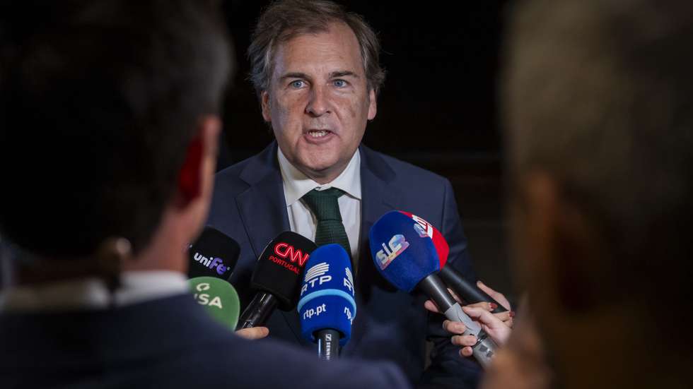O candidato do Chega à Câmara Municipal de Lisboa, Bruno Mascarenhas, fala aos jornalistas à chegada à sede de campanha para acompanhar a noite eleitoral das eleições Autárquicas 2025, em Lisboa, 12 de outubro de 2025. Decorrem este domingo as eleições autárquicas em Portugal onde mais de 9,3 milhões de eleitores podem votar. Os eleitores vão escolher os órgãos dirigentes das 308 Câmaras Municipais, 308 Assembleias Municipais e 3.221 Assembleias de Freguesia, pelo que há três boletins de voto. JOSÉ SENA GOULÃO/LUSA