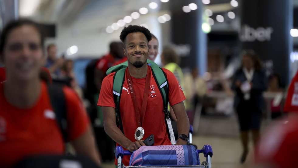 O atleta Sandro Baessa, medalha de prata nos 1500 metros T20 de atletismo dos Jogos Paralímpicos Paris2024, à chegada ao aeroporto Humberto Delgado, Lisboa, 09 de setembro de 2024. FILIPE AMORIM/LUSA