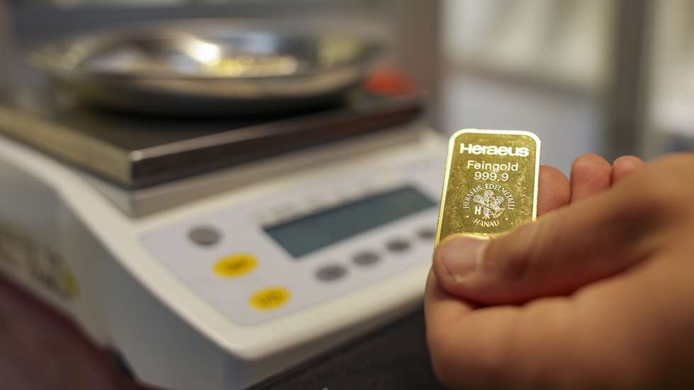 epa12441397 Gold bars are seen on a scale at a gold dealer's shop in Essen, Germany, 09 October 2025. The spot price of gold has risen above 4,000 USD per ounce for the first time as investors turn to the precious metal amid global political and economic uncertainty.  EPA/CHRISTOPHER NEUNDORF