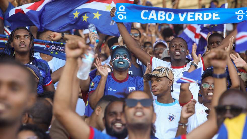 Adeptos da seleção de futebol de Cabo Verde festejam durante o jogo de futebol da última jornada de qualificação para o Mundial2026 contra o Essuatíni , no Estádio Nacional, na Praia, Cabo Verde, 13 de outubro de 2025. Cabo Verde apurou-se hoje pela primeira vez para a fase final de um Mundial de futebol, ao impor-se na receção ao Essuatíni (3-0), na última jornada da qualificação africana, em que foi superior no segundo tempo. ELTON MONTEIRO/LUSA