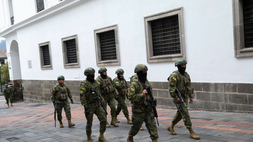 epa12449413 Members of the Ecuadorian Armed Forces guard the historic center of Quito, Ecuador, 12 October 2025. Ecuadorian authorities enhanced security measures on the main roads leading into the capital city of Quito on the eve of an anti-government march by groups opposed to President Noboa's administration.  EPA/GIANNA BENALCAZAR