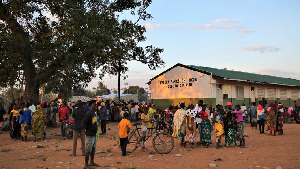 Deslocados acomodados na Escola Básica de Miconi Sede, no distrito de Chiúre, após ataques em algumas aldeias da região, Cabo Delgado, Moçambique, 28 de julho de 2025. Na escola de Miconi, província moçambicana de Cabo Delgado, as brincadeiras das crianças ouvem-se, mas ninguém vai às aulas, entre as centenas de deslocados após novos ataques terroristas, enquanto Pedro procura pela família do rapaz que trouxe pela mão. (ACOMPANHA TEXTO DE 29 DE JULHO DE 2025). LUÍSA NHANTUMBO/LUSA