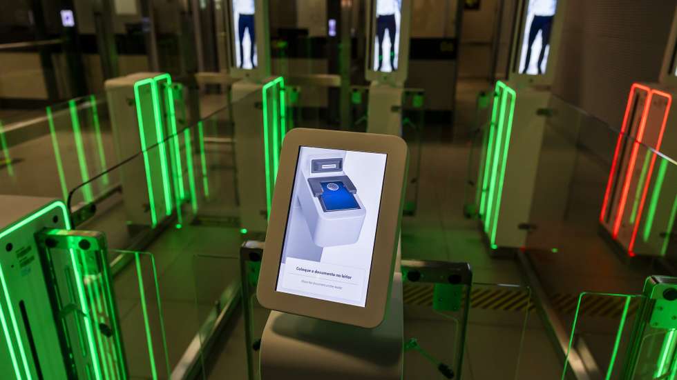 Novo sistema de controlo (de cidadãos fora do Espaço Schengen) das fronteiras externas, instalado no Aeroporto Humberto Delgado, em Lisboa, 15 de abril de 2025.  JOSÉ SENA GOULÃO/LUSA