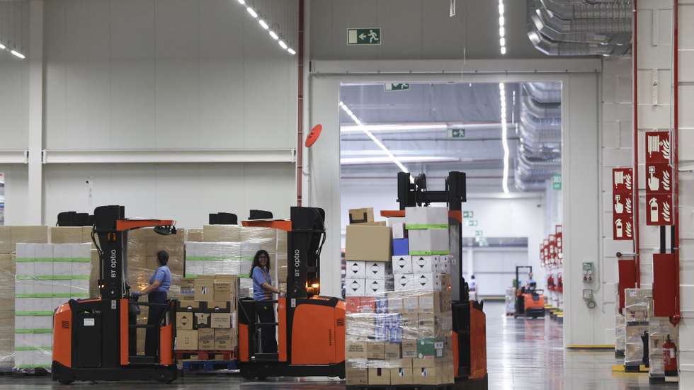 Uma trabalhadoras do Mercadona manobra uma empilhadora durante uma breve visita ao novo Bloco Logístico da Mercadona (o maior da marca na peninsúla ibérica) em Almeirim, Santarém, 27 de junho de 2025. TIAGO PETINGA/LUSA