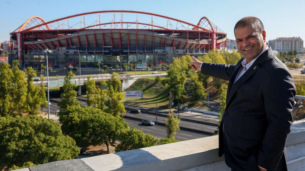 O candidato às eleições presidenciais do Sport Lisboa e Benfica (SLB), Cristóvão Carvalho, posa para a fotografia durante uma entrevista à agência Lusa, em Lisboa, 14 de outubro de 2025. As eleições decorrerão no próximo dia 25 de outubro. (ACOMPANHA TEXTO DA LUSA DO DIA 16 DE OUTUBRO DE 2025). INÁCIO ROSA/LUSA