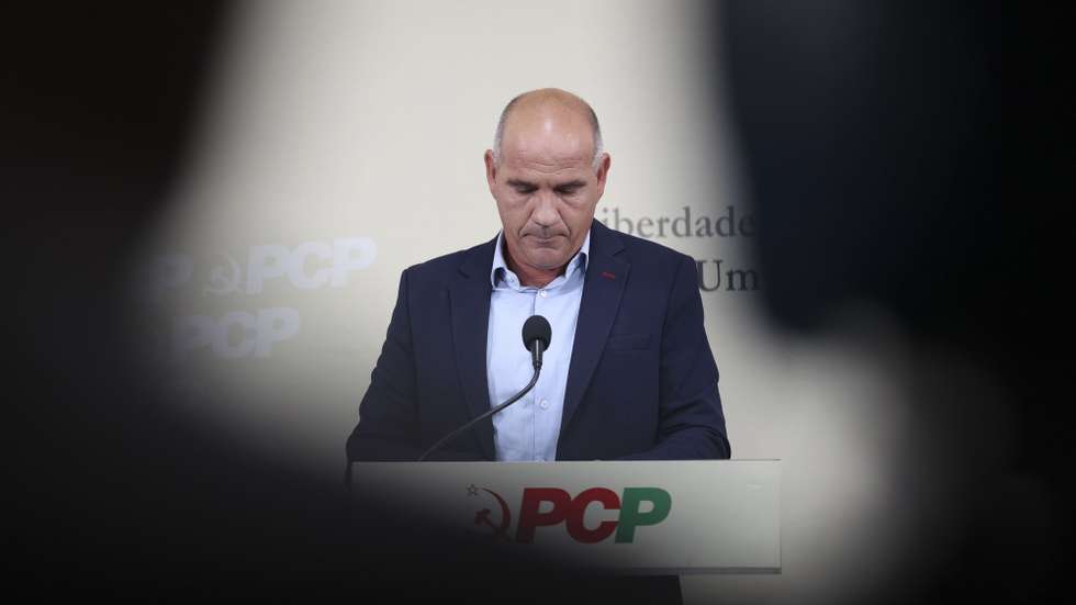 O secretário-geral do Partido Comunista Português (PCP), Paulo Raimundo, intervém durante uma conferência de imprensa para apresentação das principais conclusões da reunião para analisar a situação política e social, os resultados das eleições autárquicas e tarefas do partido, em Lisboa, 14 de outubro de 2025. ANDRÉ KOSTERS/LUSA