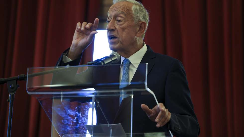 O Presidente da República, Marcelo Rebelo de Sousa, discursa durante a homenagem ao encenador Ricardo Pais, pelo Teatro Nacional São João (TNSJ), no Porto, 16 de Outubro de 2025. O TNSJ assinala os 80 anos de Ricardo Pais com o programa "RP 80", que revisita a vida e obra do encenador. ESTELA SILVA/LUSA
