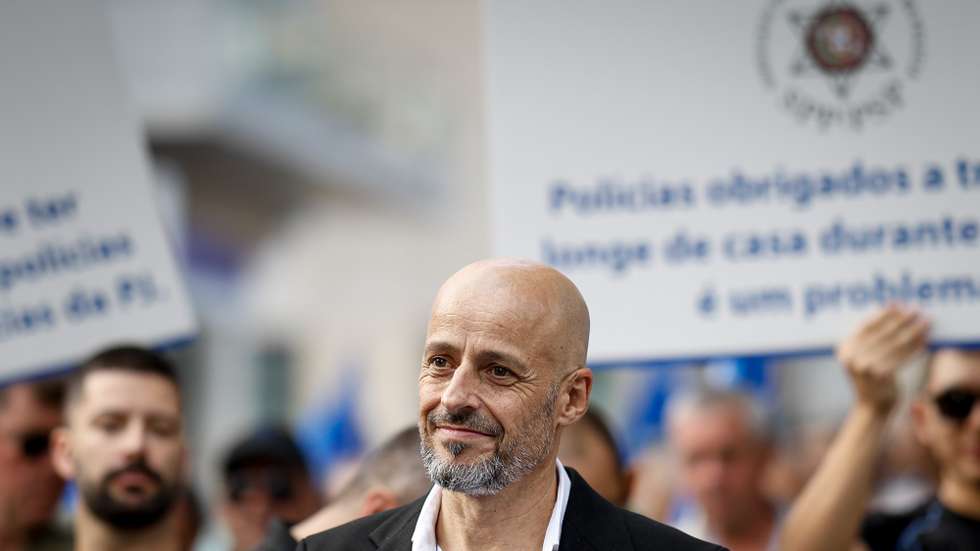 O Presidente do Sindicato dos Profissionais de Polícia (SPP/PSP), Paulo Macedo, participa no protesto nacional convocado pelo Sindicato dos Profissionais de Polícia (SPP/PSP) para denunciar o "desinteresse do Governo em incluir no Orçamento do Estado para 2026 a resolução dos problemas que afetam os polícias", em Lisboa, 16 de outubro de 2025. FILIPE AMORIM/LUSA