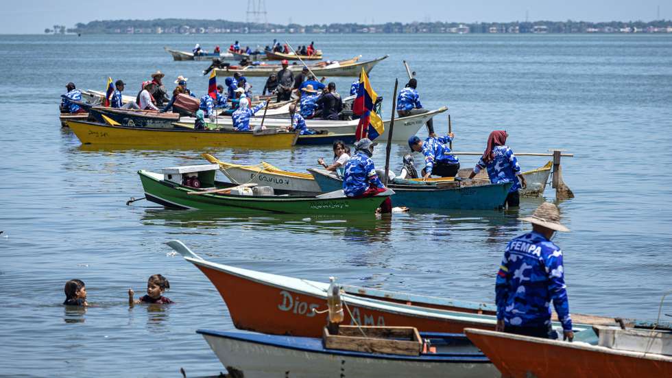 epa12394162 Fishermen navigate during a tour protesting what they consider aggressions by the United States, in Maracaibo, Venezuela, 20 September 2025. Hundreds of fishermen traveled through six Venezuelan states in protest against what they view as US aggressions. The United States maintains a naval presence in the Caribbean Sea near the South American country’s border, citing efforts to combat drug trafficking.  EPA/HENRY CHIRINOS