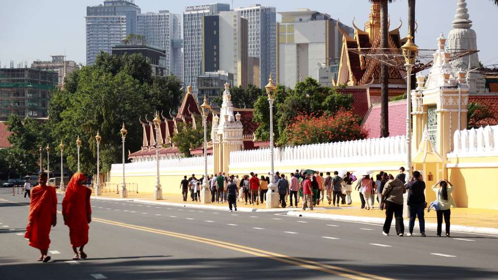 epa12311574 Tourists walk near the Royal Palace in Phnom Penh, Cambodia, 20 August 2025. According to the Ministry of Tourism of Cambodia, tourism growth slowed as US tariffs and border tensions with Thailand threaten Cambodia's 2025 targets.  EPA/KITH SEREY