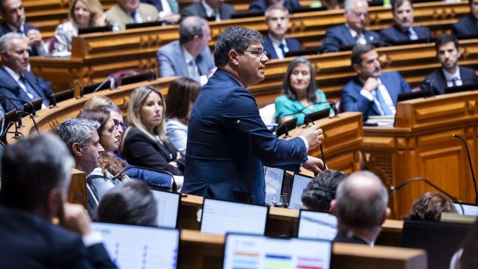 O líder parlamentar do Partido Socialista (PS), Eurico Brilhante Dias, usa da palavra durante o debate do Estado da Nação, na Assembleia da República, em Lisboa, 17 de julho de 2025. JOSÉ SENA GOULÃO/LUSA