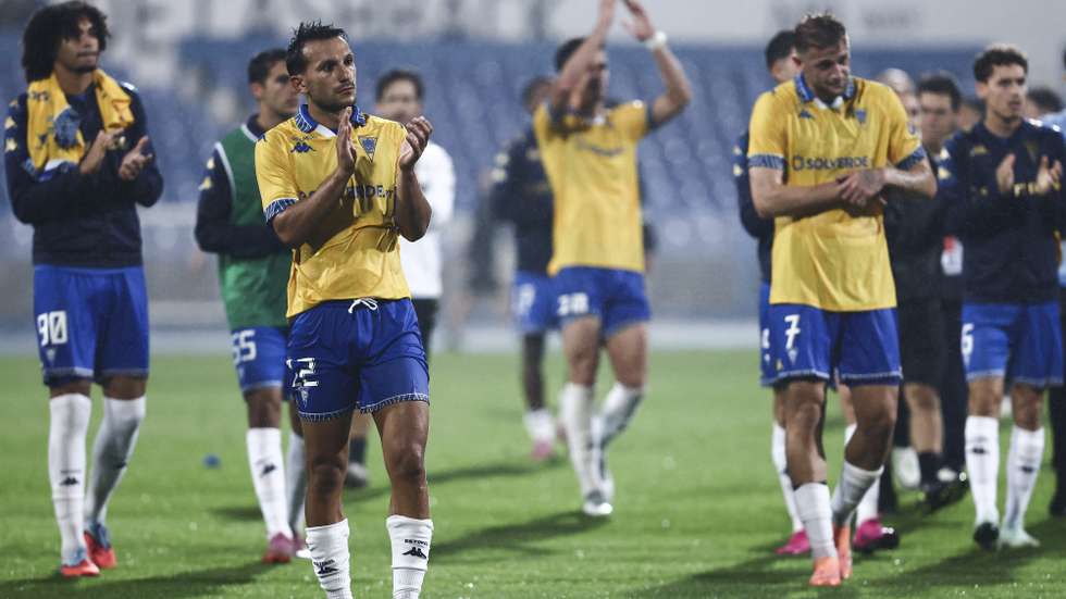 Os jogadores do Estoril Praia festejam após a vitória contra o Belenenses no final do jogo de futebol da 3.ª eliminatória da Taça de Portugal, disputado no Estádio do Restelo, em Lisboa, 19 de outubro de 2025. RODRIGO ANTUNES/LUSA