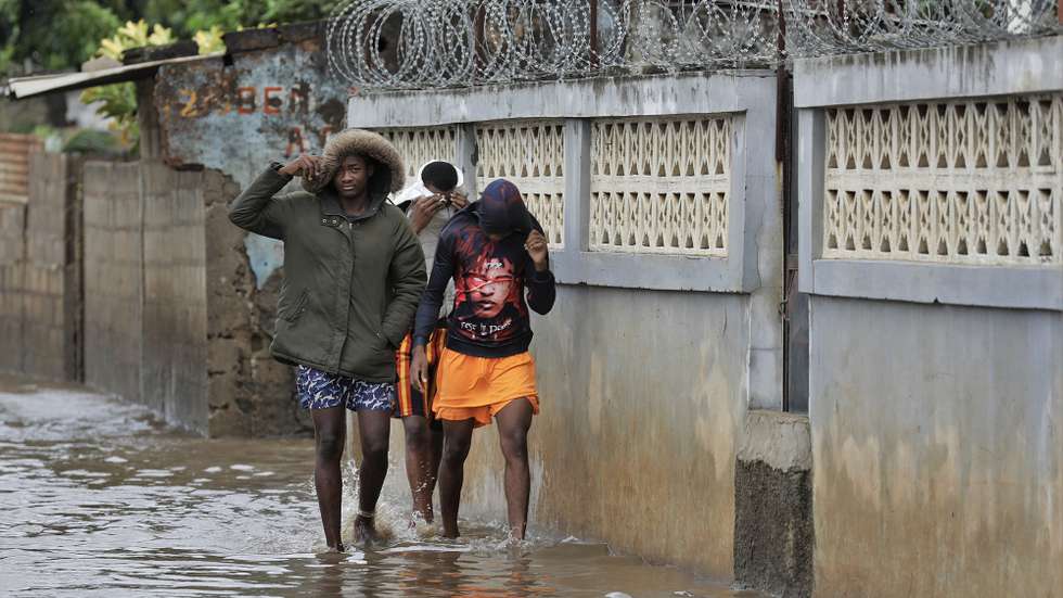 A tempestade tropical “Filipo” deixou hoje Maputo debaixo de água, com vários bairros e centenas de casas da capital moçambicana alagados, afetada ainda por rajadas que levaram coberturas, derrubaram árvores e deixaram moradores em sobressalto durante a noite, Maputo, Moçambique, 13 de março de 2024.  LUÍSA NHANTUMBO/LUSA