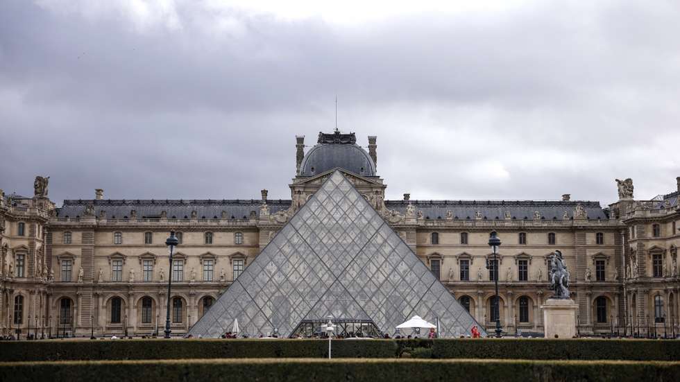 epa12466948 An exterior view of the Louvre Museum a day after a robbery in Paris, France, 20 October 2025. The Louvre Museum was targeted in a robbery by several criminals who smashed windows to steal eight priceless royal pieces of jewelry on 19 October. The Louvre remains closed for a second day running. French Culture Minister Rachida Dati called it 'an attack on France’s cultural heritage.'  EPA/YOAN VALAT