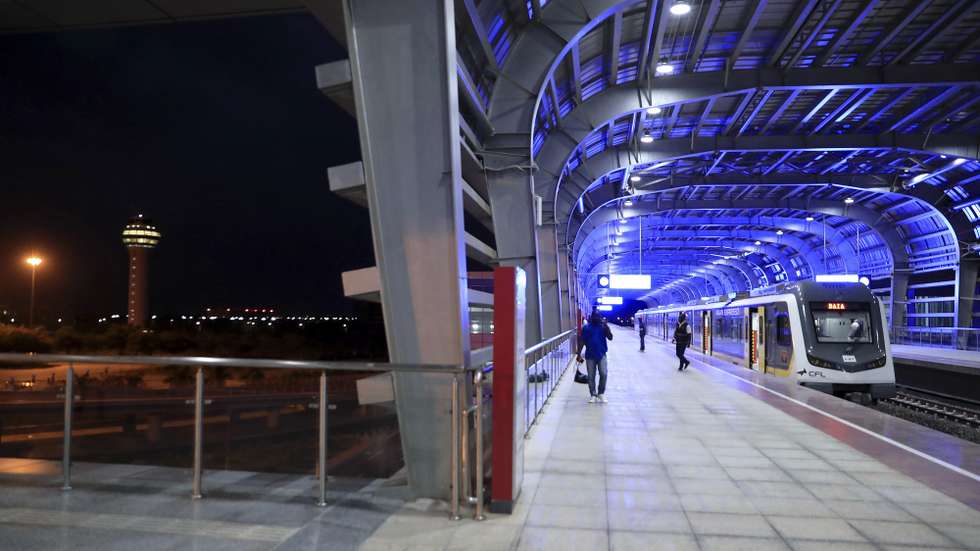 O comboio expresso, que circula apenas desde quinta-feira e que se destina a servir o novo Aeroporto Internacional Dr. António Agostinho Neto (AIAAN), partiu hoje pontualmente às 04:00 da estação do Bungo, em Luanda, com um único passageiro para Luanda, José Marques, que seguiu acompanhado por equipas de reportagem, funcionários do Caminhos de Ferro de Luanda, polícias e trabalhadores aeroportuários, Luanda, Angola, 10 de novembro de 2024. ( ACOMPANHA TEXTO). AMPE ROGÉRIO/LUSA