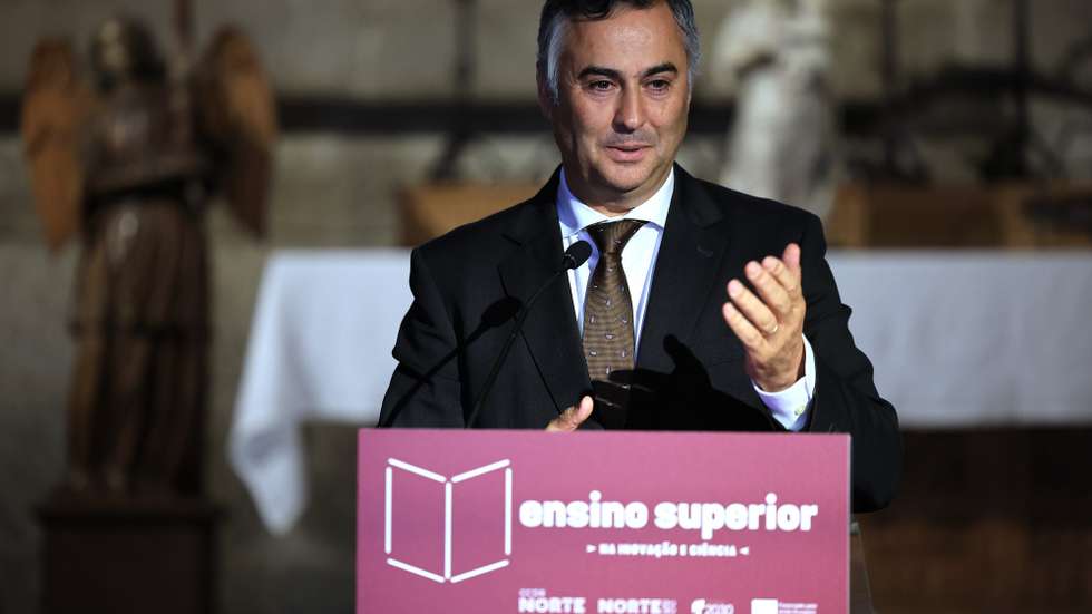 O ministro da Educação, Ciência e Inovação, Fernando Alexandre, discursa na cerimónia de assinatura do protocolo da Rede Temática Regional “Valorização do Ensino Superior e do Conhecimento no Norte”, no Paço dos Duques, em Guimarães, 20 de outubro de 2025. ESTELA SILVA/LUSA