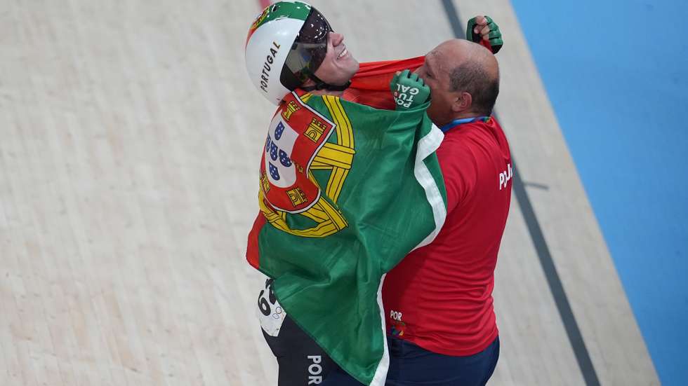 O ciclista português Iuri Leitão (E), festeja com o selecionador Gabriel Mendes, após conquistar hoje a prata no omnium dos Jogos Olímpicos Paris2024, dando a primeira medalha ao ciclismo de pista português, em Paris, França, 08 de agosto de 2024. Na estreia olímpica masculina de Portugal no ciclismo de pista, Iúri Leitão concluiu o omnium com 153 pontos, atrás do francês Benjamin Thomas (164) e à frente do belga Fábio van den Bossche (131), dando a segunda medalha à Missão portuguesa em Paris2024, depois do bronze da judoca Patrícia Sampaio em -78 kg. HUGO DELGADO/LUSA
