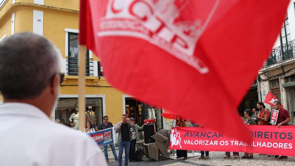 O secretário-geral da CGTP-IN, Tiago Oliveira (C), intervém no final da marcha organizada pela União de Sindicatos do distrito de Beja após um plenário distrital,  para debater a situação político-social do país e do distrito, as alterações propostas pelo governo à legislação laboral, bem como o desenvolvimento da luta reivindicativa, em Beja, 21 de outubro de 2025. NUNO VEIGA/LUSA