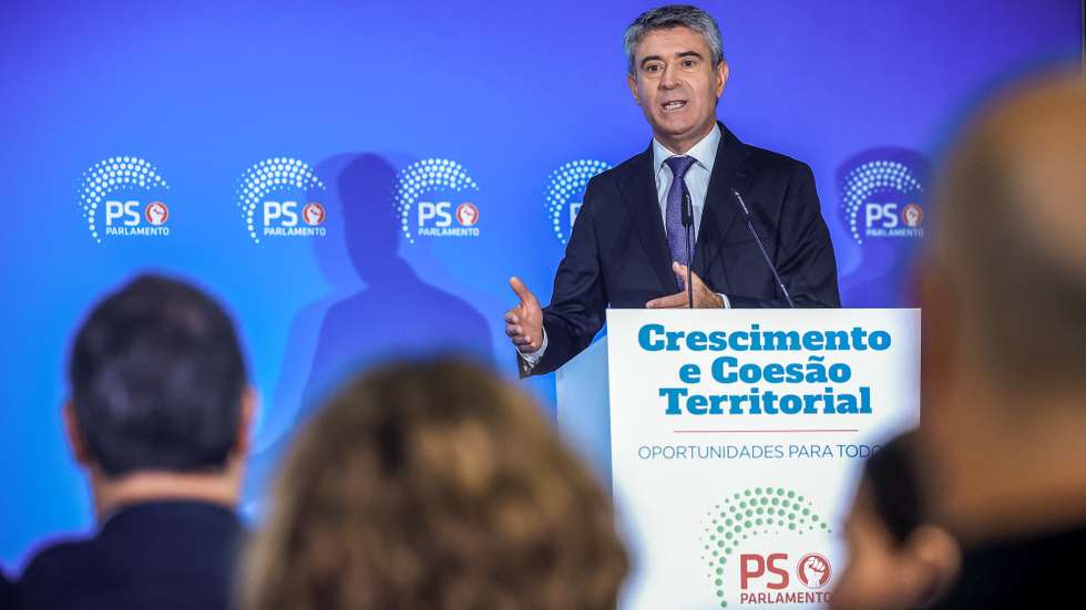 O secretário-geral do Partido Socialista (PS), José Luís Carneiro, discursa durante a sessão de encerramento das Jornadas Parlamentares do PS, em Penafiel, 21 de outubro de 2025. JOSÉ COELHO/LUSA