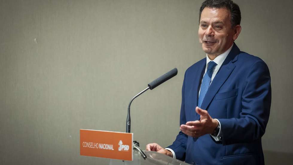 O presidente do Partido Social Democrata (PSD), Luis Montenegro, usa da palavra durante a reunião extraordinária do Conselho Nacional do PSD, em Lisboa, 21 de outubro de 2025. JOSÉ SENA GOULÃO/LUSA