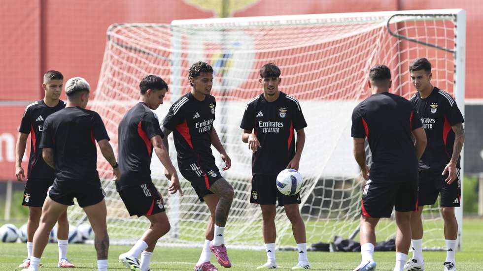 epa12293415 Benfica's player Richard Rios (4-L) in action during a training session at Benfica Campus in Seixal, Setubal, Portugal, 11 August 2025. SL Benfica will face OGC Nice in the UEFA Champions League on the second leg of the third qualifying round second leg match on 12 August in Lisbon.  EPA/ANTONIO COTRIM