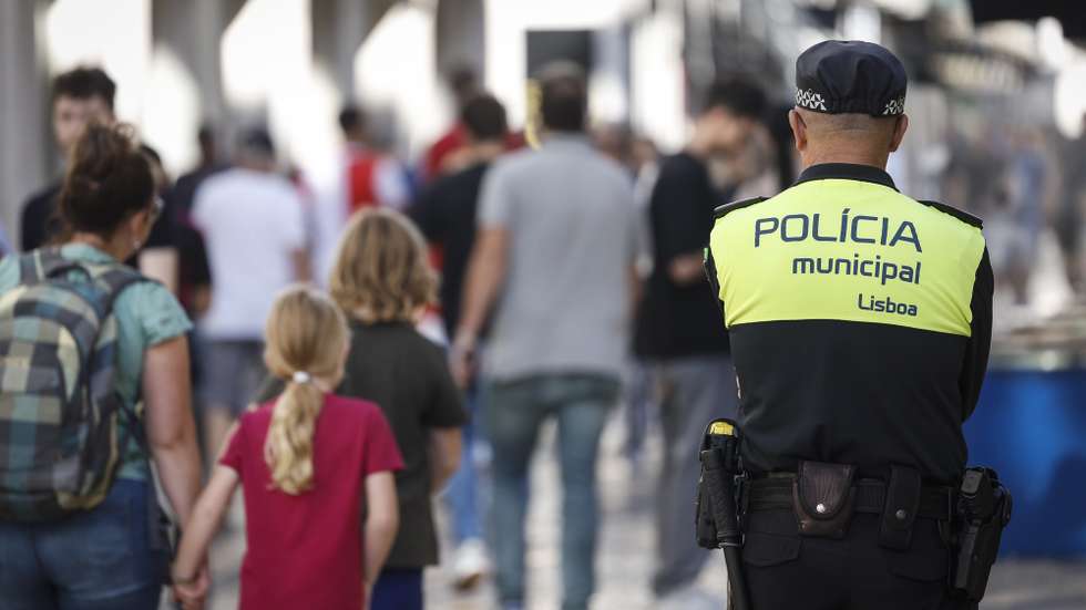 Um agente da Polícia Municipal patrulha a Rua Augusta, em Lisboa, 23 de outubro de 2024. Forças de segurança. Agentes de autoridade. Baixa pombalina. ANTÓNIO PEDRO SANTOS/LUSA