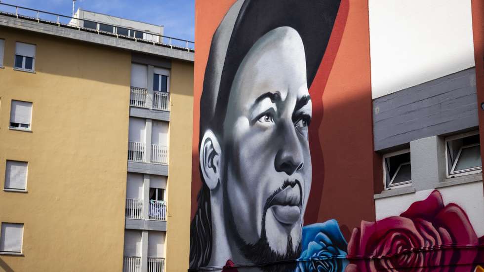 Mural de homenagem a Odair Moniz, natural de Cabo Verde e imigrante em Portugal, que foi alvejado por um agente da Polícia de Segurança Pública (PSP) a 21 de outubro de 2024, com a inauguração de um mural, um almoço comunitário e concertos, no Bairro do Zambujal, Amadora, 18 de outubro de 2025. JOSÉ SENA GOULÃO/LUSA