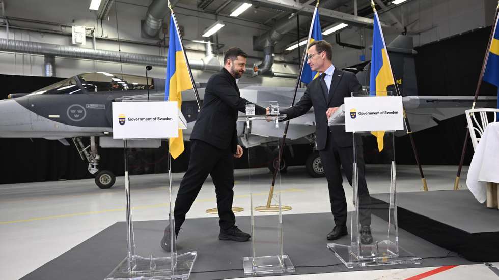 epa12472579 Swedish Prime Minister Ulf Kristersson (R) and Ukrainian President Volodymyr Zelensky (L) attend a press conference following their meeting and visit to Saab in Linkoping, Sweden, 22 October 2025. Zelensky's visit to Linkoping, home to Swedish defense contractor Saab, focuses on defense cooperation and a possible defense export deal.  EPA/FREDRIK SANDBERG  SWEDEN OUT