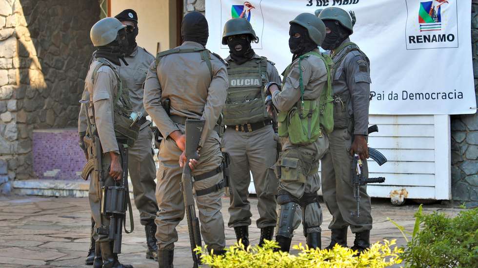 Dezenas de elementos da Unidade de Intervenção Rápida (UIR) da polícia moçambicana recuperaram hoje a sede nacional da Renamo, disparando tiros e gás lacrimogéneo para acabar com o protesto de antigos guerrilheiros, com pelo menos um ferido, em Maputo, Moçambique, 28 de maio de 2025. O protesto dos desmobilizados da Renamo na sede nacional, exigindo a saída do presidente do partido, Ossufo Momade, já se prolongava desde 15 de maio, com cerca de meia centena de antigos guerrilheiros a ocupar o espaço desde então. LUÍSA NHANTUMBO/LUSA