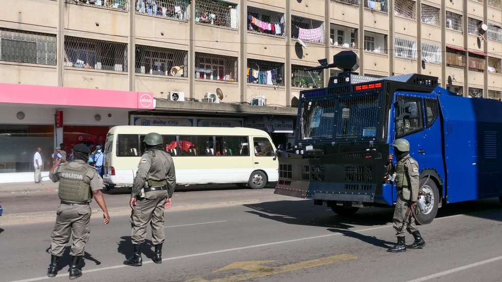 A Polícia da República de Moçambique ( PRM) impediu hoje, no centro de Maputo, a marcha de um grupo de jovens que pretendia protestar contra “perseguição e baleamentos” de ativistas e opositores políticos em Moçambique, Maputo, Moçambique 19 de abril de 2025. ESTÊVÃO CHAVISSO/LUSA