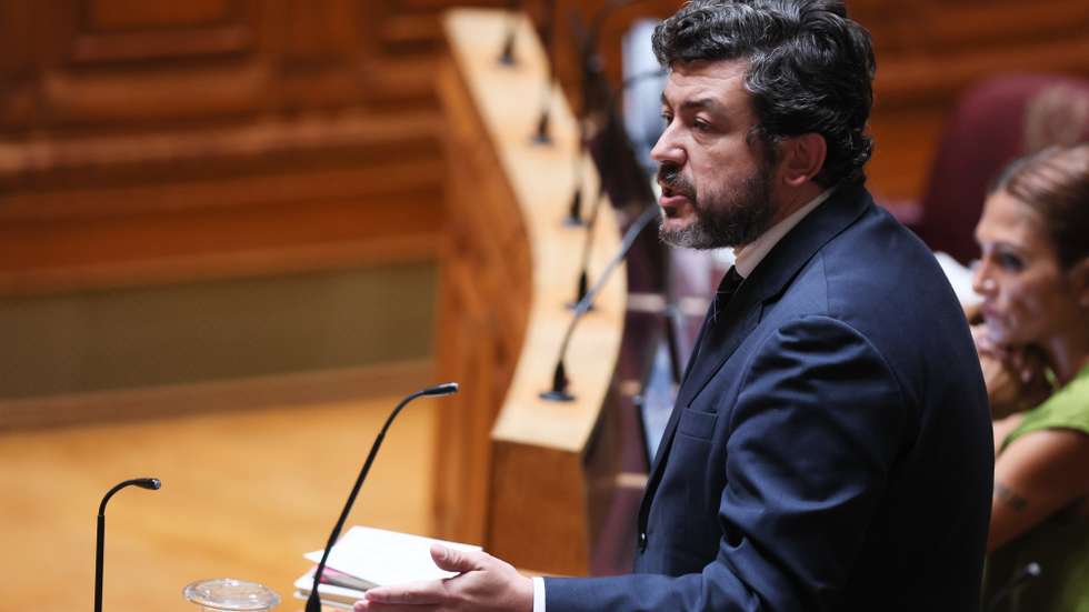O deputado do Partido Socialista (PS), Pedro Delgado Alves, durante a sessão plenária para discussão para, entre outros assuntos, a reapreciação do Decreto da Assembleia da República n.º 6/XVII - Altera a Lei n.º 23/2007, de 4 de julho, que aprova o regime jurídico de entrada, permanência, saída e afastamento de estrangeiros do território nacional, na Assembleia da República, em Lisboa, 30 de setembro de 2025. MANUEL DE ALMEIDA/LUSA