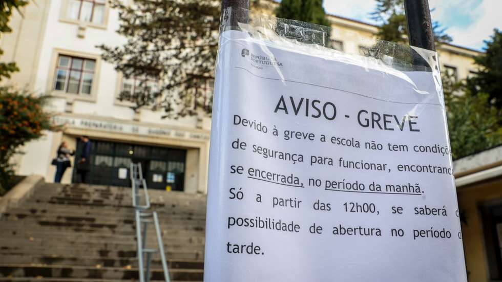 Alunos e pais deslocam-se a escolas em Lisboa, para confirmar a greve geral de trabalhadores da administração pública, convocada pela Frente Comum, Lisboa, 24 de outubro de 2025. MANUEL DE ALMEIDA/LUSA