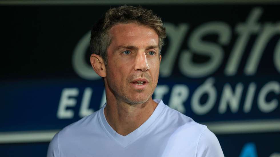 Arouca head coach Vasco Seabra reacts during the Portuguese First League soccer match, Arouca vs FC Porto, at Municipal de Arouca stadium, in Arouca, Portugal, 29 September 2025. ESTELA SILVA/LUSA