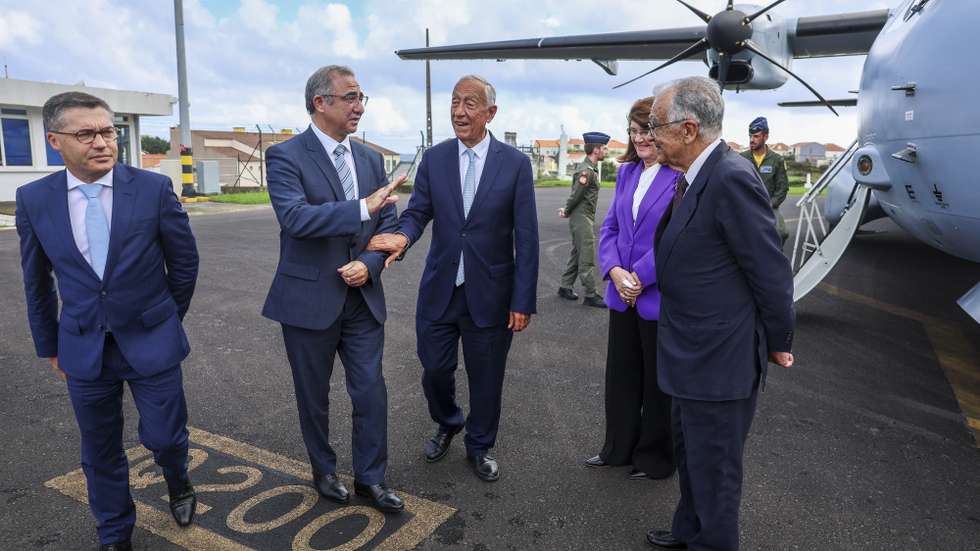 O Presidente da República, Marcelo Rebelo de Sousa (C-D), cumprimenta o presidente do Governo Regional da Região autónoma dos Açores, José Manuel Bolieiro (C-E), à chegada a Santa Cruz das Flores, Ilha das Flores, Açores, 24 de outubro de 2025. O Presidente da República inicia hoje uma deslocação às ilhas das Flores e Corvo, nos Açores, onde vai visitar o porto das Lajes das Flores, inaugurar o Parque Eólico e visitar o Parque Fotovoltaico do Corvo. TIAGO PETINGA/LUSA