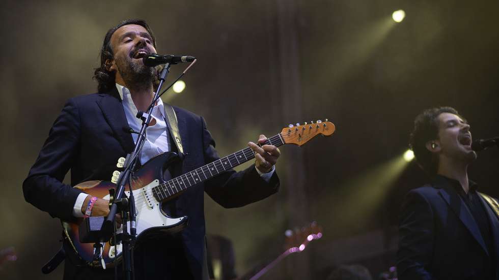 epa12248187 Miguel Araujo (L), singer of Portuguese band Os Quatro e Meia, performs at the Mares Vivas music festival in Vila Nova de Gaia, northern Portugal, 19 July 2025. The festival runs until 20 July.  EPA/MANUEL FERNANDO ARAUJO