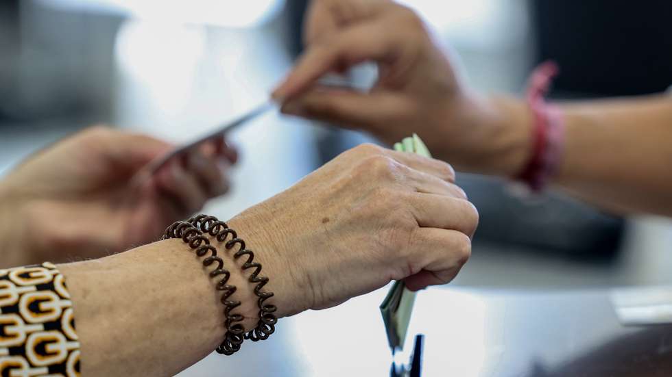 Uma eleitora coloca o seu boletim de voto na urna de votos para a Câmara Municipal de Lisboa, 12 de outubro de 2025. Decorrem este domingo as eleições autárquicas em Portugal onde mais de 9,3 milhões de eleitores podem votar. Os eleitores vão escolher os órgãos dirigentes das 308 Câmaras Municipais, 308 Assembleias Municipais e 3.221 Assembleias de Freguesia, pelo que há três boletins de voto. ANDRÉ KOSTERS/LUSA