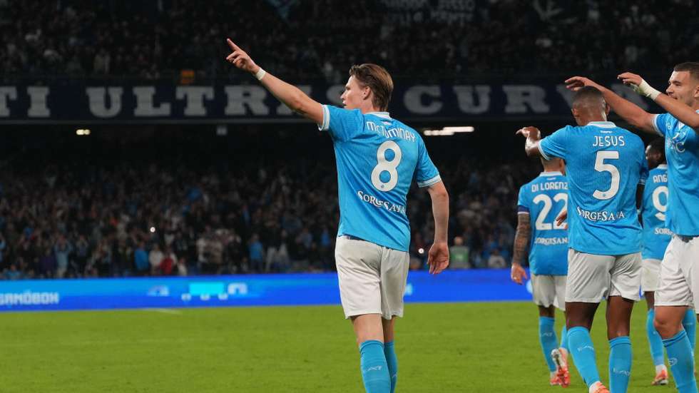 epa12482058 Napoli’s midfielder Scott McTominay (L) celebrates after scoring a goal during the Italian Serie A soccer match between SSC Napoli and Inter FC in Naples, Italy, 25 October 2025.  EPA/CESARE ABBATE