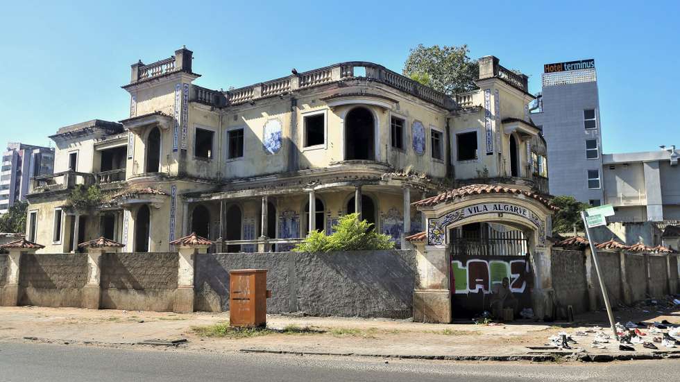 Celestino, sapateiro, encontrou na sombra da entrada da Vila Algarve, Maputo, o local para trabalhar, alheio às histórias de terror das ruínas da antiga prisão da PIDE a que 50 anos de independência não conseguiram dar nova vida, Maputo, Moçambique, 26 de maio de 2025. (ACOMPANHA TEXTO DA LUSA DE 23-06-2025) LUÍSA NHANTUMBO/LUSA