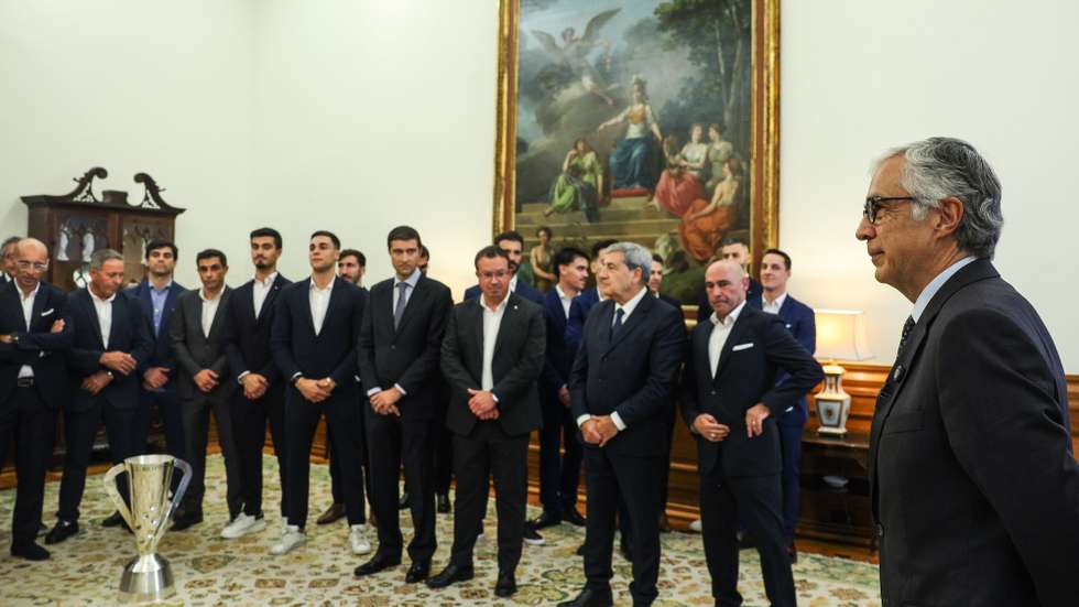 O presidente da Assembleia da República (PAR), José Pedro Aguiar-Branco (D), acompanhado pelo representante e presidente da Federação de Patinagem de Portugal, Luís Sénica (2-D), e pelos jogadores da seleção portuguesa de Hóquei em Patins, durante a cerimónia da entrega de voto de saudação pela conquista do Campeonato Europeu, na Assembleia da República, em Lisboa, 27 de outubro de 2025. TIAGO PETINGA/LUSA