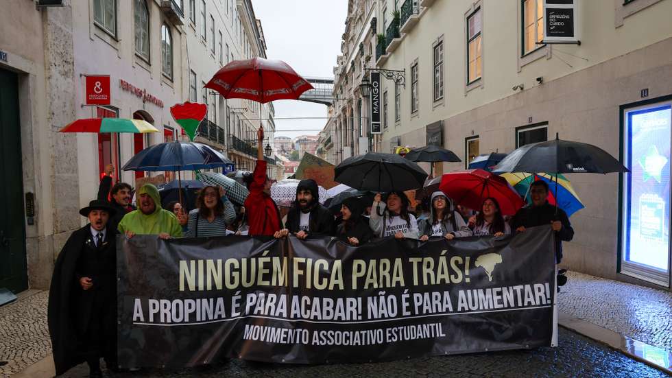 Manifestação contra o aumento das propinas convocada pelas estruturas do Movimento Associativo Estudantil e enquadrado na campanha "Ninguém Fica Para Trás - Gratuitidade Já!", com a adesão de dezenas de associações académicas e estudantes de todo o país, Lisboa, 28 de outubro de 2025. JOÃO RELVAS/LUSA