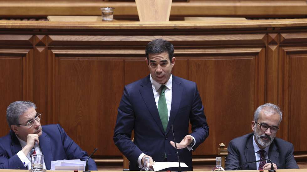 O ministro da Presidência, António Leitão Amaro (C), ladeado pelo ministro dos Assuntos Parlamentares, Carlos Abreu Amorim (E), e pelo ministro de Estado e dos Negócios Estrangeiros, Paulo Rangel (D),  intervém no debate sobre a Lei da Nacionalidade, na Assembleia da República, em Lisboa, 28 de outubro de 2025. MIGUEL A. LOPES/LUSA