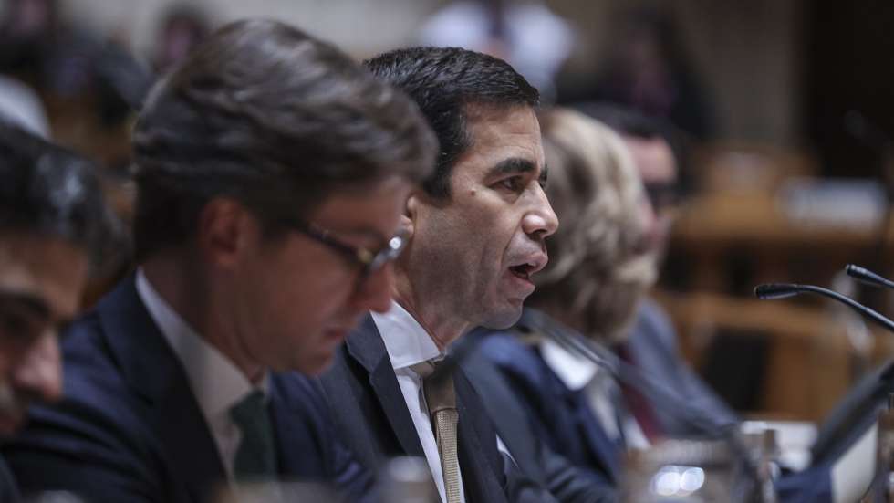 O ministro da Presidência António Leitão Amaro (C) ouvido na Comissão de Orçamento, Finanças e Administração Publica no âmbito da apreciação na especialidade da proposta de Orçamento de Estado para 2026, Assembleia da República, 29 de outubro de 2025. MIGUEL A. LOPES/LUSA