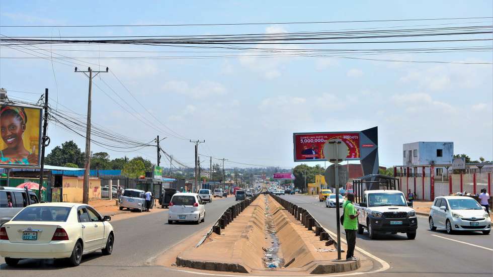 Avenida Joaquim Chissano, um dos principais centros de protestos pós-eleitorais em Maputo, Moçambique, 13 de outubro de 2025. Fumo preto de pneus em chamas tomou conta da avenida Joaquim Chissano, no dia em que a comissão eleitoral moçambicana divulgou os resultados do apuramento geral das eleições de 09 de outubro de 2024, dando início á pior crise pós-eleitoral em Moçambique. (ACOMPANHA TEXTO DA LUSA) LUÍSA NHANTUMBO/LUSA