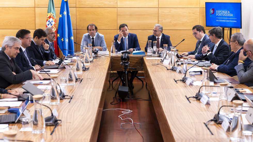 O primeiro-ministro, Luis Montenegro (C), acompanhado pelo presidente do Governo Regional da Madeira, Miguel Albuquerque (C-E), e pelo presidente do Governo Regional dos Açores, José Manuel Bolieiro (C-D), preside à reunião de conselho de ministros, no Palácio de São Bento, em Lisboa, 30 de outubro de 2025. JOSÉ SENA GOULÃO/LUSA