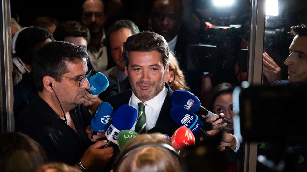O presidente do Chega, André Ventura, fala aos jornalistas à chegada à sede de campanha para acompanhar a noite eleitoral das eleições Autárquicas 2025, em Lisboa, 12 de outubro de 2025. Decorrem este domingo as eleições autárquicas em Portugal onde mais de 9,3 milhões de eleitores podem votar. Os eleitores vão escolher os órgãos dirigentes das 308 Câmaras Municipais, 308 Assembleias Municipais e 3.221 Assembleias de Freguesia, pelo que há três boletins de voto. JOSÉ SENA GOULÃO/LUSA