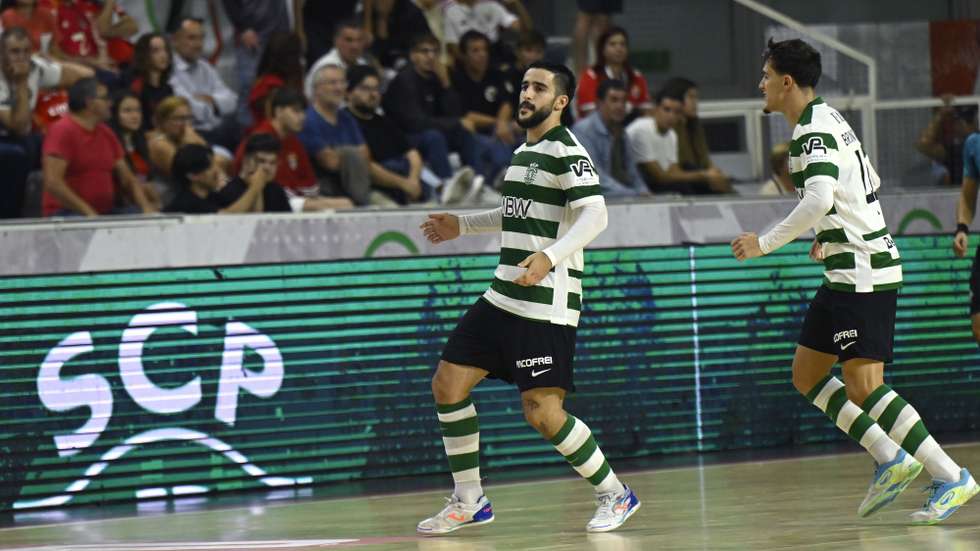 Tomás Paçó (E) do Sporting festeja o golo marcado ao Benfica durante o jogo da Supertaça de Futsal, realizada no Pavilhão Municipal de Gondomar, 03 de setembro de 2025. FERNANDO VELUDO/LUSA