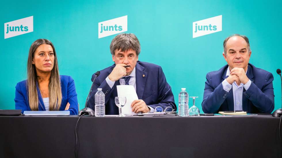 epa12485910 A handout photo made available by Catalonian pro-independent conservative party Junts per Catalunya (JxCat) of JxCat's President, Carles Puigdemont (C), next to his Deputy President, Miriam Nogueras (L), and Secretary General, Jordi Turull (R), attend a meeting of party's executive body members in the town of Perpignan, France, 27 October 2025. The party announced that the executive body decided 'unanimously' to break its deals with ruling Spanish Socialist Party (PSOE). PSOE rule thanks to it reached several agreement with some other political forces.  EPA/Nuria Camera / JxCat HANDOUT ATTENTION EDITORS: IMAGE TO BE USED ONLY IN RELATION TO THE STATED EVENT (MANDATORY CREDIT)HANDOUT EDITORIAL USE ONLY/NO SALES