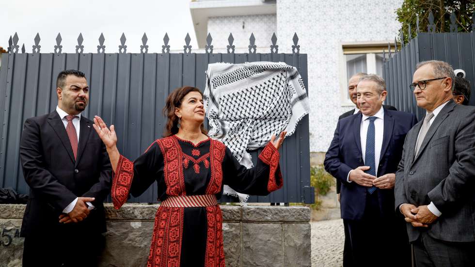 A embaixadora da Palestina em Portugal, Rawan Sulaiman (2-E), intervém durante a cerimónia de troca da placa da embaixada com vista a assinalar a declaração política de Portugal de reconhecimento do Estado da Palestina como um Estado soberano com plenos direitos, em Lisboa, 31 de outubro de 2025. FILIPE AMORIM/LUSA
