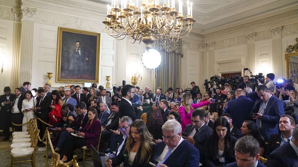 epa12415143 Journalists gather prior to US President Donald Trump and Israeli Prime Minister Benjamin Netanyahu's joint press conference in the State Dining Room of the White House in Washington, DC, USA, 29 September 2025. In their meeting, Trump pressed Netanyahu to accept a peace deal to end Israel’s on-going war in Gaza, and for Hamas to free their remaining hostages.  EPA/WILL OLIVER / POOL